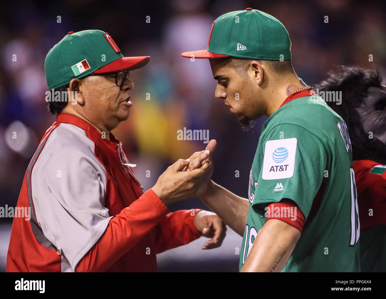 Fernando Valenzuela Felicita un Roberto Osuna pitcher relevo luego de lograr el salvamento con el que Mexique gana 11 carreras por 9, durante el partido Banque D'Images