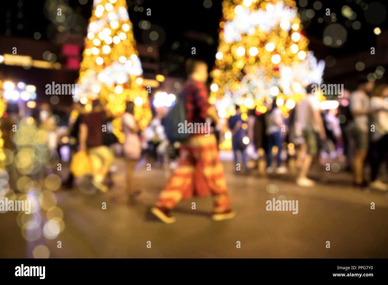 Décoration de Noël et de flou artistique conceptuel foule de gens on city street at night Banque D'Images
