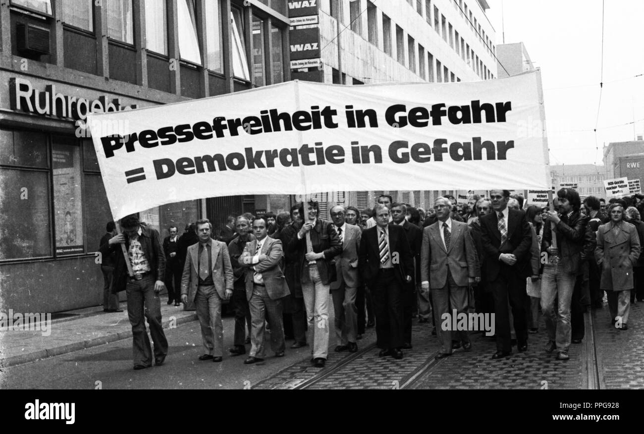 Plusieurs centaines de journalistes et employés de la WAZ journaux (Westdeutsche Allgemeine Zeitung) et NRZ (Neue Ruhr-Zeitung) sont descendus dans la rue à Essen le 27 octobre 1975 par souci de leur emploi et la liberté de presse. Dans le monde d'utilisation | Banque D'Images