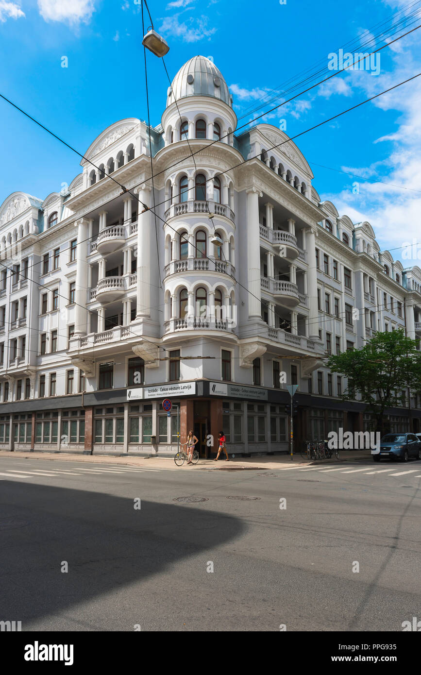 Riga Maison d'angle, vue de l'ancien siège du KGB (police secrète soviétique 69 Brivibas Iela) dans le centre de Riga, Lettonie. Banque D'Images