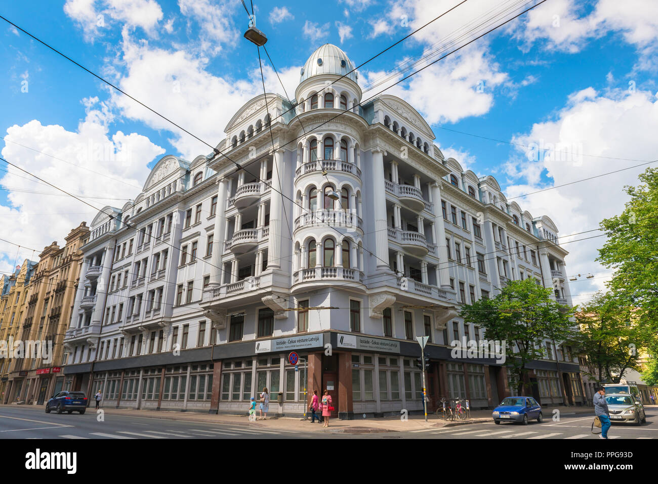 Riga Maison d'angle, vue de l'ancien siège du KGB (police secrète soviétique 69 Brivibas Iela) dans le centre de Riga, Lettonie. Banque D'Images