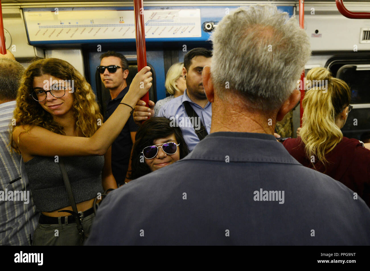 L'Italien passagers sur le train de métro à Rome, Italie. Banque D'Images
