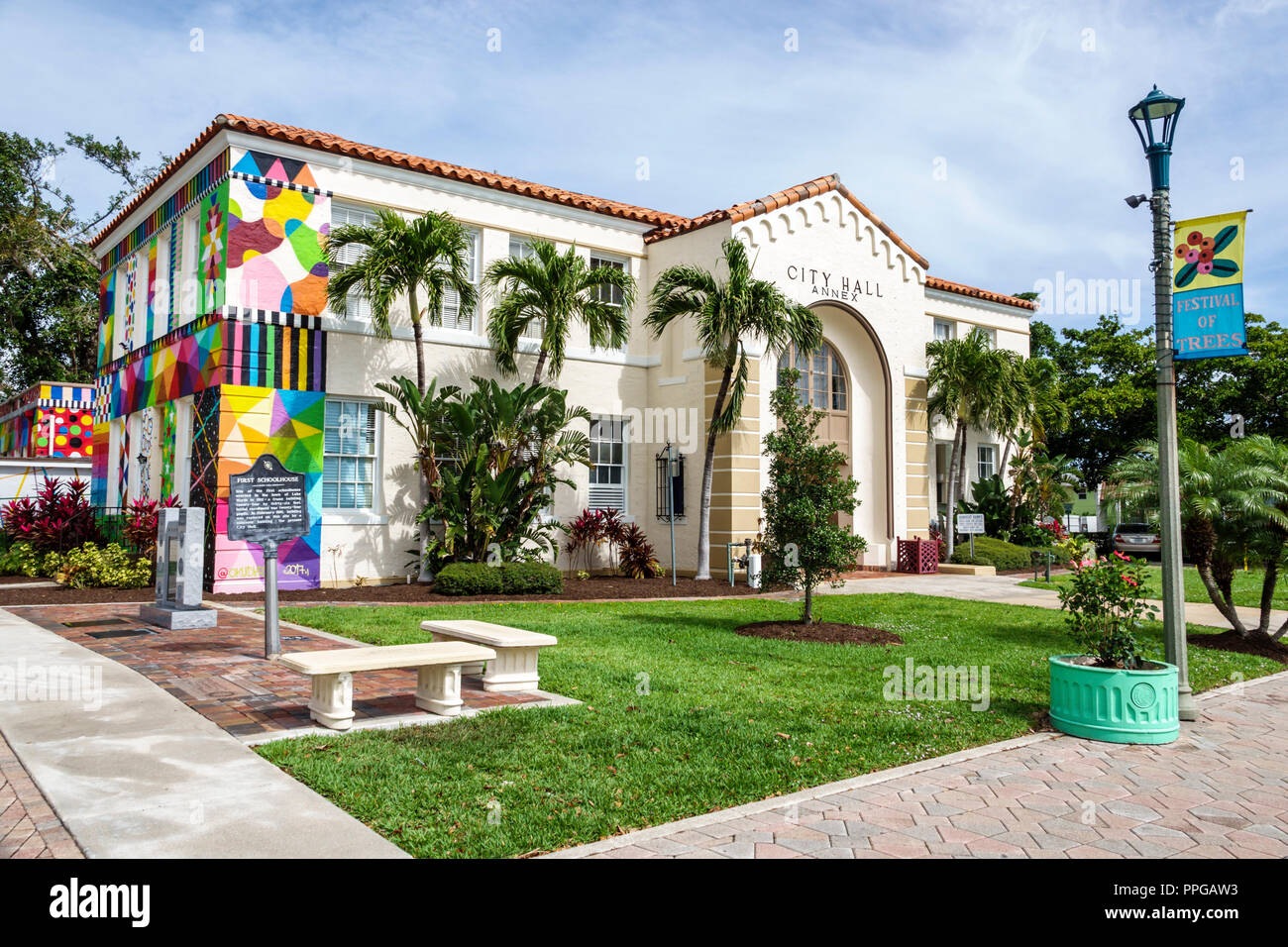 Floride,Lake Worth,Lake Avenue,First Schoolhouse,City Hall Annex,coloré bâtiment historique,FL180212167 Banque D'Images