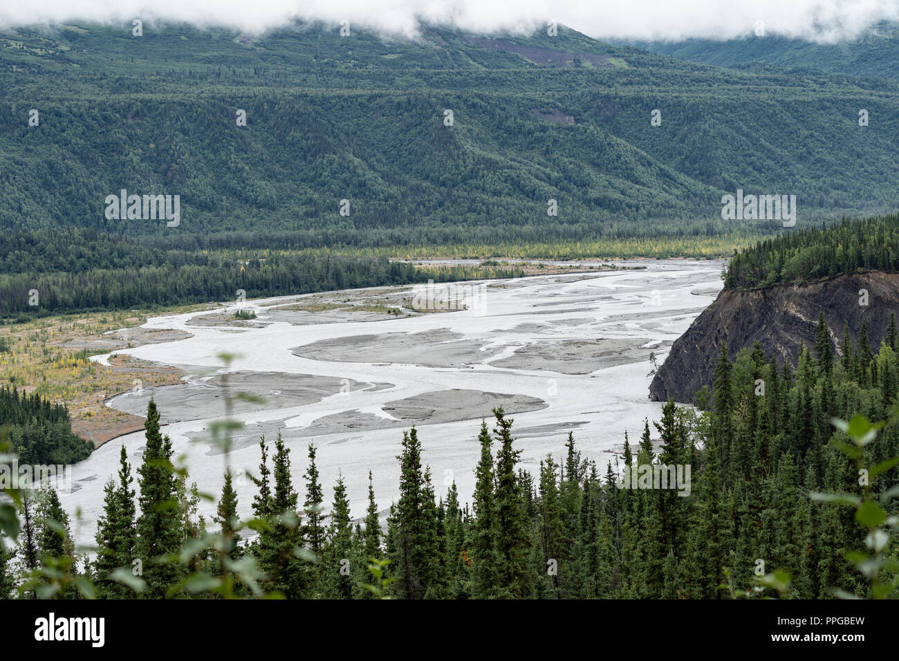 Mantanuska avec vue sur la rivière de sable, de l'Alaska's Glenn Highway 1 sur un jour overcasst Banque D'Images