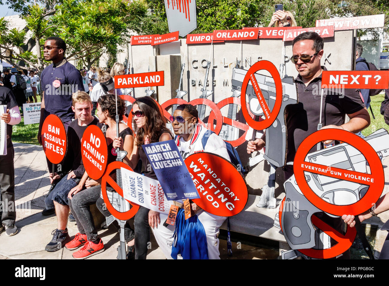 Miami Beach Florida,Collins Park,Mars pour nos vies,public lycée fusillades manifestations de violence d'armes à feu, étudiants tenant des affiches, Black ma Banque D'Images