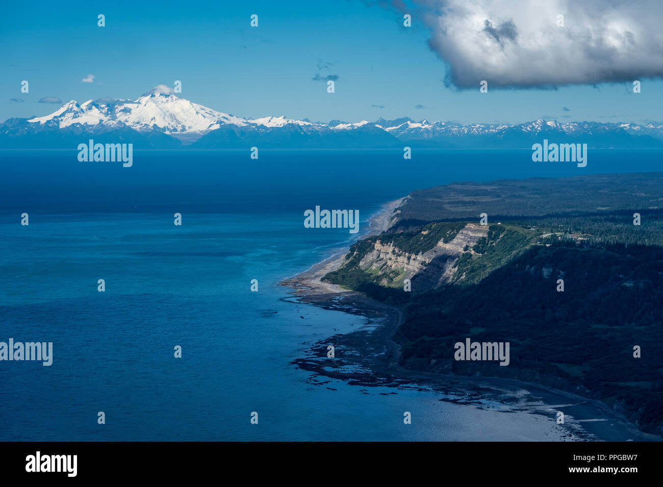 Voir la photographie aérienne d'Alaska's Cook Inlet avec une vue claire du mont Redoubt en Alaska Homer Banque D'Images