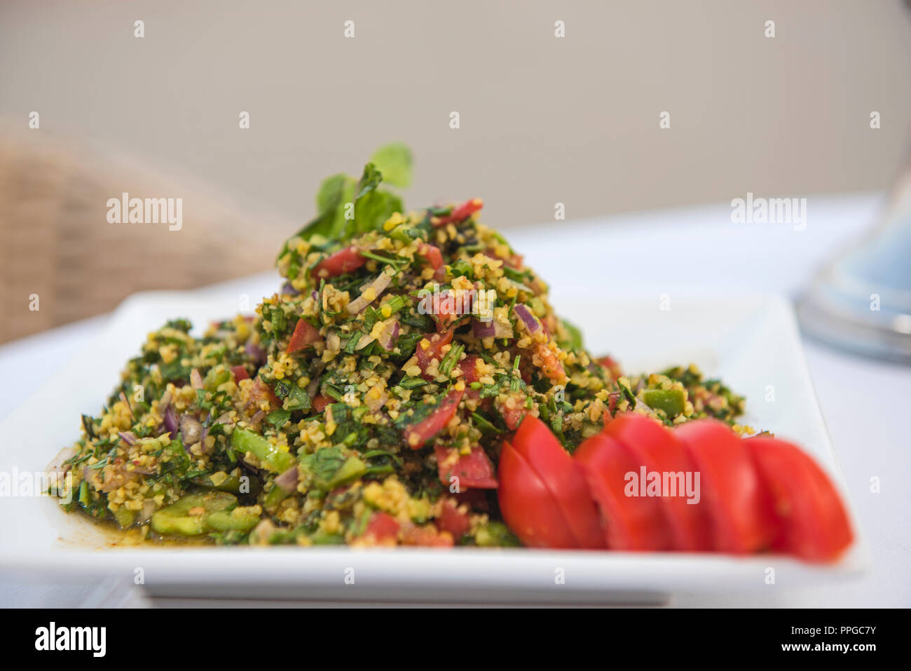 Couscous végétarien végétalien sain repas au restaurant à la tomate on white plate Banque D'Images