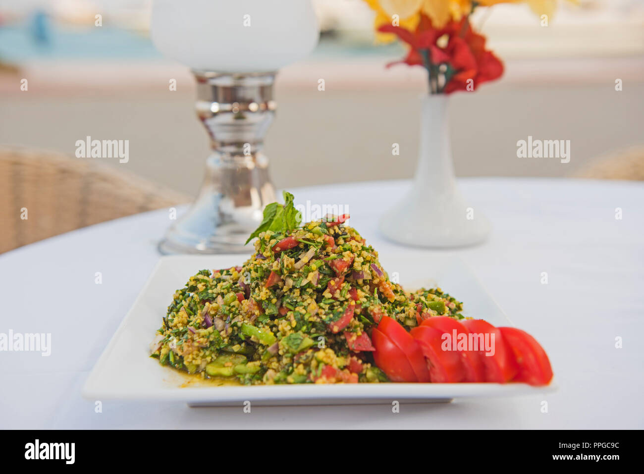 Couscous végétarien végétalien sain repas au restaurant à la tomate on white plate Banque D'Images