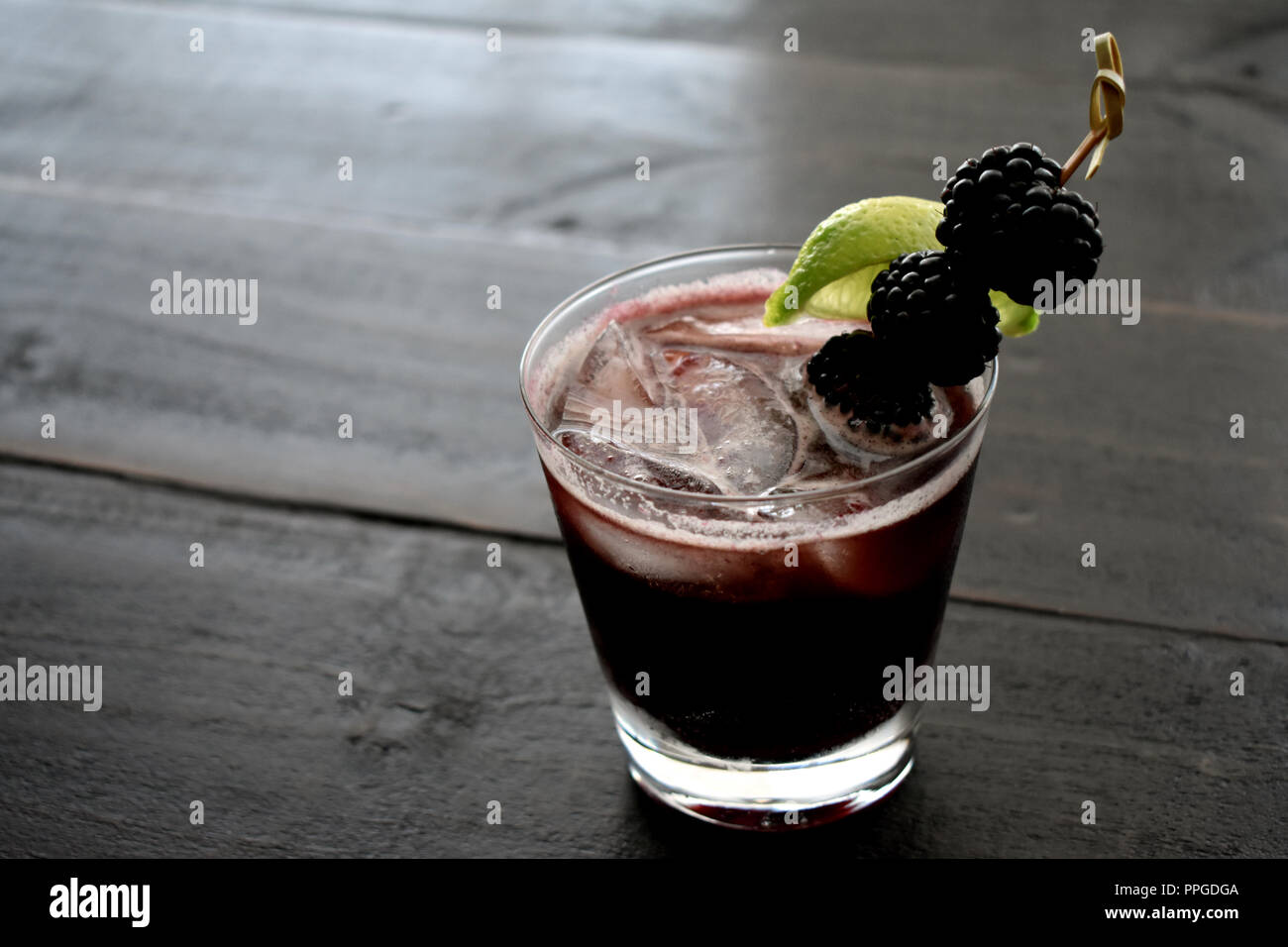 Cocktail Black Magic Guinness avec garniture Banque D'Images