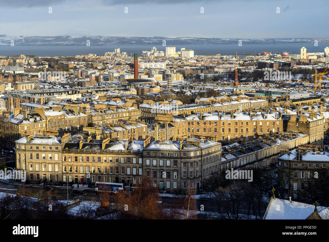 Edinburgh City Skyline dans la neige à la nord-est vers Leith de Calton Hill, Édimbourg, Écosse Banque D'Images