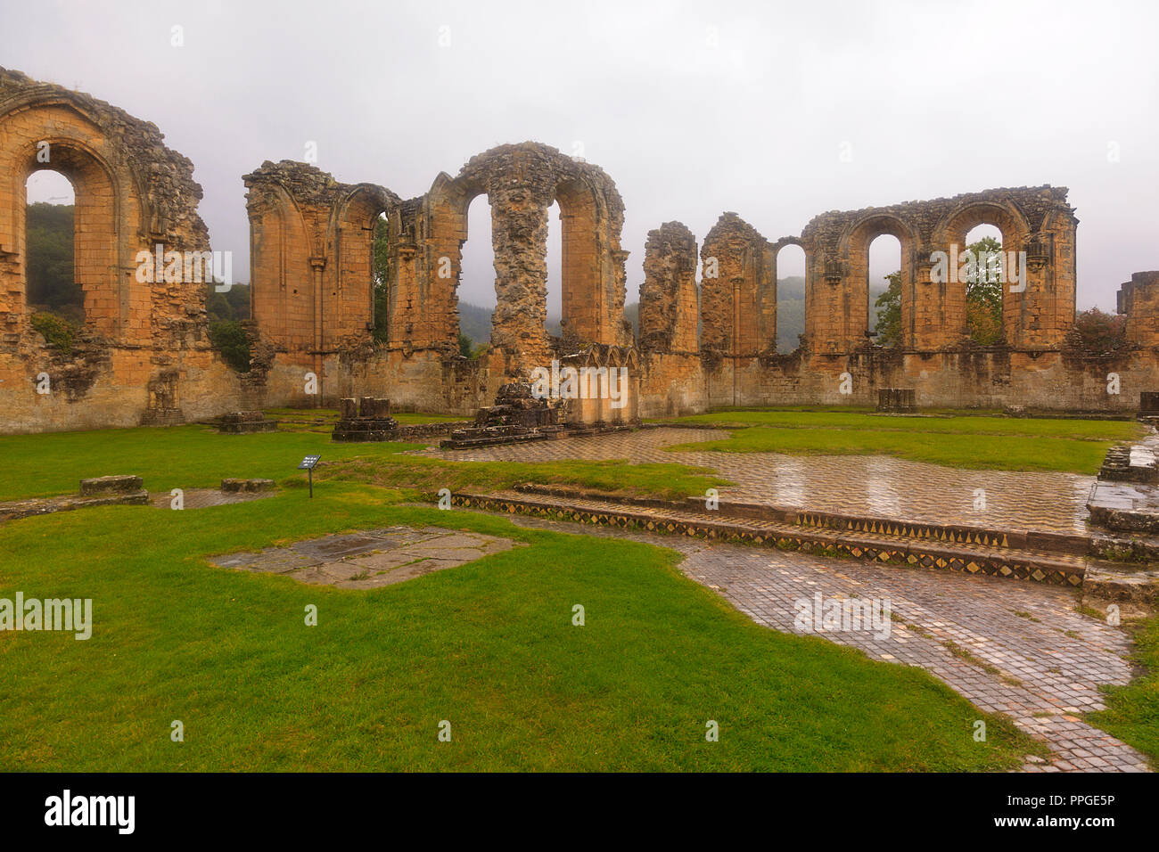 Byland Abbey à l'état humide jour brumeux dans Yorkshire du Nord Banque D'Images