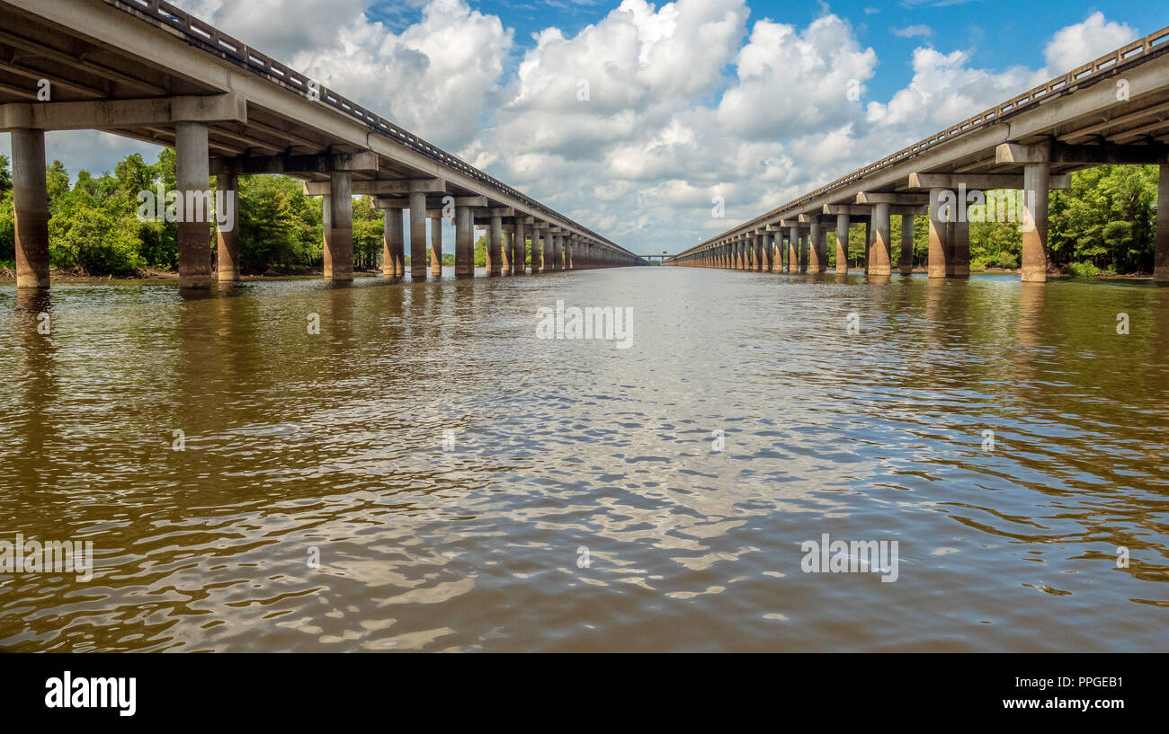 Bassin Atchafalaya, niveau d'eau de pont - porte de l'autoroute Interstate 10 à travers l'basion Atchafalaya, le Mississippi Banque D'Images