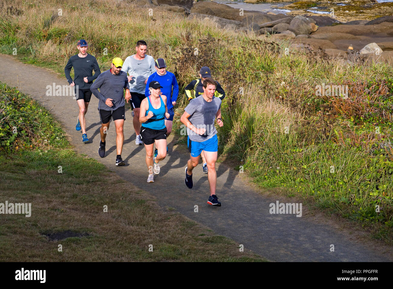 Un groupe de coureurs en sueur le jogging le long de la côte du Pacifique dans la ville de Trail, de l'Oregon à Yachats sur la côte du Pacifique de l'Oregon. Banque D'Images