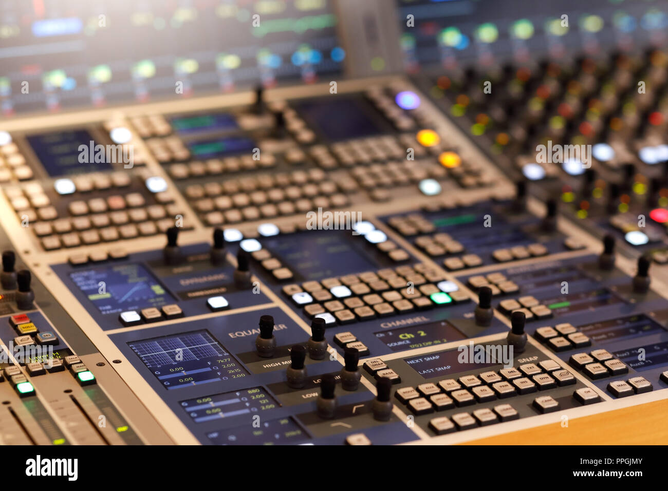 Surface de contrôle moderne de production audio console. Banque D'Images