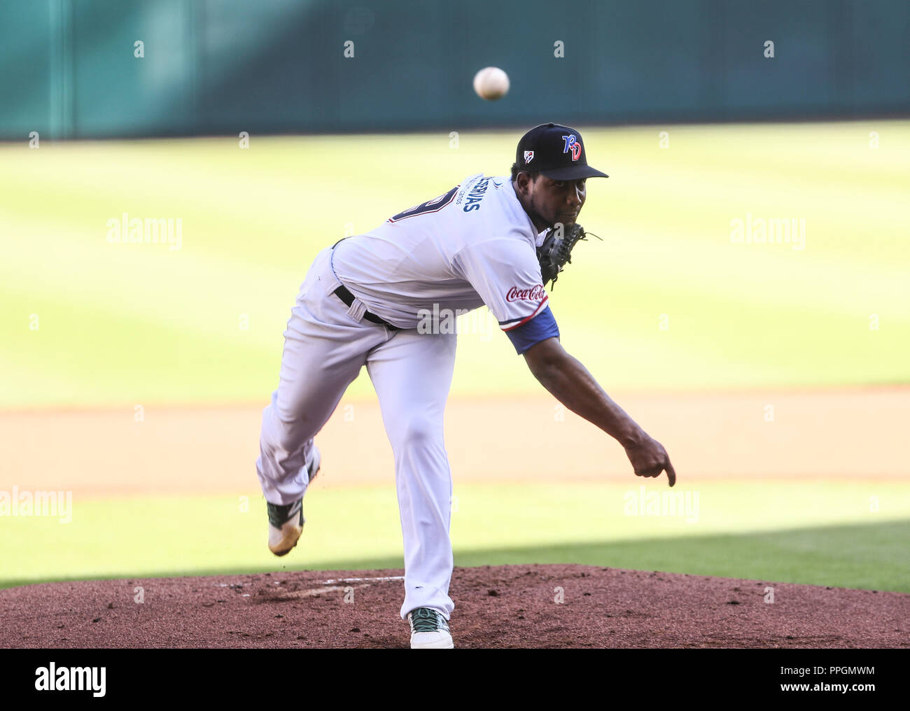 Pichet d'initiale Tigres del Licey de République Dominicaine, Lázaro Blanco fait un pas dans la première manche, au cours de la partie de baseball pour le Caribb Banque D'Images