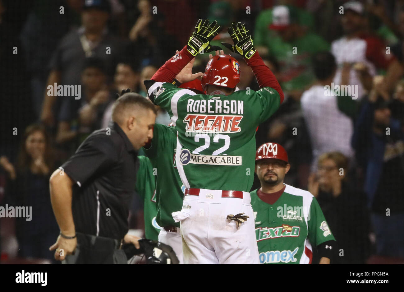 Chris Roberson's home run de l'Eagles Mexicali sur Porto Rico, au cours de jeu de la série des Caraïbes à Culiacan, Mexique, le mercredi 23 février, 1, 2017. (AP Phot Banque D'Images