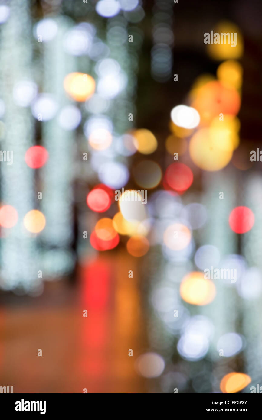 Image d'arrière-plan flou flou abstrait coloré de la rue de la ville des lumières dans la nuit Banque D'Images