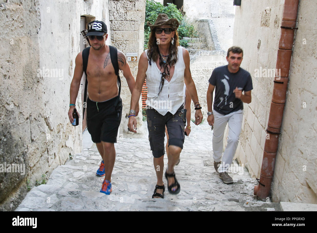 Matera, Matera, Italie. 28 juillet, 2013. Steven Tyler vu avec mes collègues au cours de la visite à l'sassi de Matera.Steven Tyler, homme à l'avant et le symbole du groupe rock Aerosmith, visité les Sassi di Matera pendant son voyage en Italie à la recherche de ses racines. Après avoir été en Calabre où il a rencontré son démarreurs à distance il est arrivé en Sicile où il s'est arrêté quelques jours fasciné par la beauté de la ville de Matera et inspiré une chanson qu'il a écrit. Credit : Cosimo Martemucci SOPA/Images/ZUMA/Alamy Fil Live News Banque D'Images