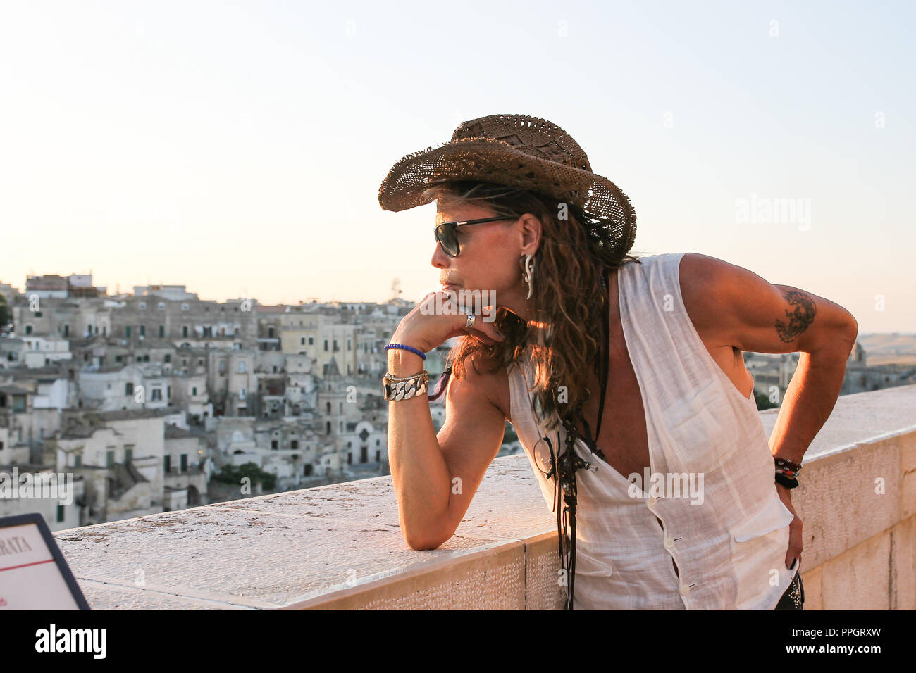 Matera, Matera, Italie. 28 juillet, 2013. Steven Tyler vu profiter de la vue pendant sa visite à l'sassi de Matera.Steven Tyler, homme à l'avant et le symbole du groupe rock Aerosmith, visité les Sassi di Matera pendant son voyage en Italie à la recherche de ses racines. Après avoir été en Calabre où il a rencontré son démarreurs à distance il est arrivé en Sicile où il s'est arrêté quelques jours fasciné par la beauté de la ville de Matera et inspiré une chanson qu'il a écrit. Credit : Cosimo Martemucci SOPA/Images/ZUMA/Alamy Fil Live News Banque D'Images