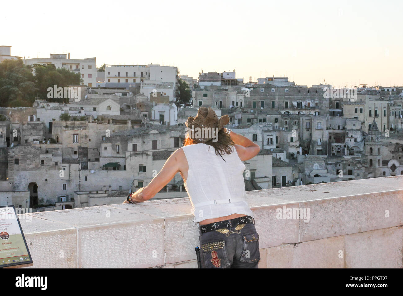Matera, Matera, Italie. 28 juillet, 2013. Steven Tyler vu profiter de la vue pendant sa visite à l'sassi de Matera.Steven Tyler, homme à l'avant et le symbole du groupe rock Aerosmith, visité les Sassi di Matera pendant son voyage en Italie à la recherche de ses racines. Après avoir été en Calabre où il a rencontré son démarreurs à distance il est arrivé en Sicile où il s'est arrêté quelques jours fasciné par la beauté de la ville de Matera et inspiré une chanson qu'il a écrit. Credit : Cosimo Martemucci SOPA/Images/ZUMA/Alamy Fil Live News Banque D'Images