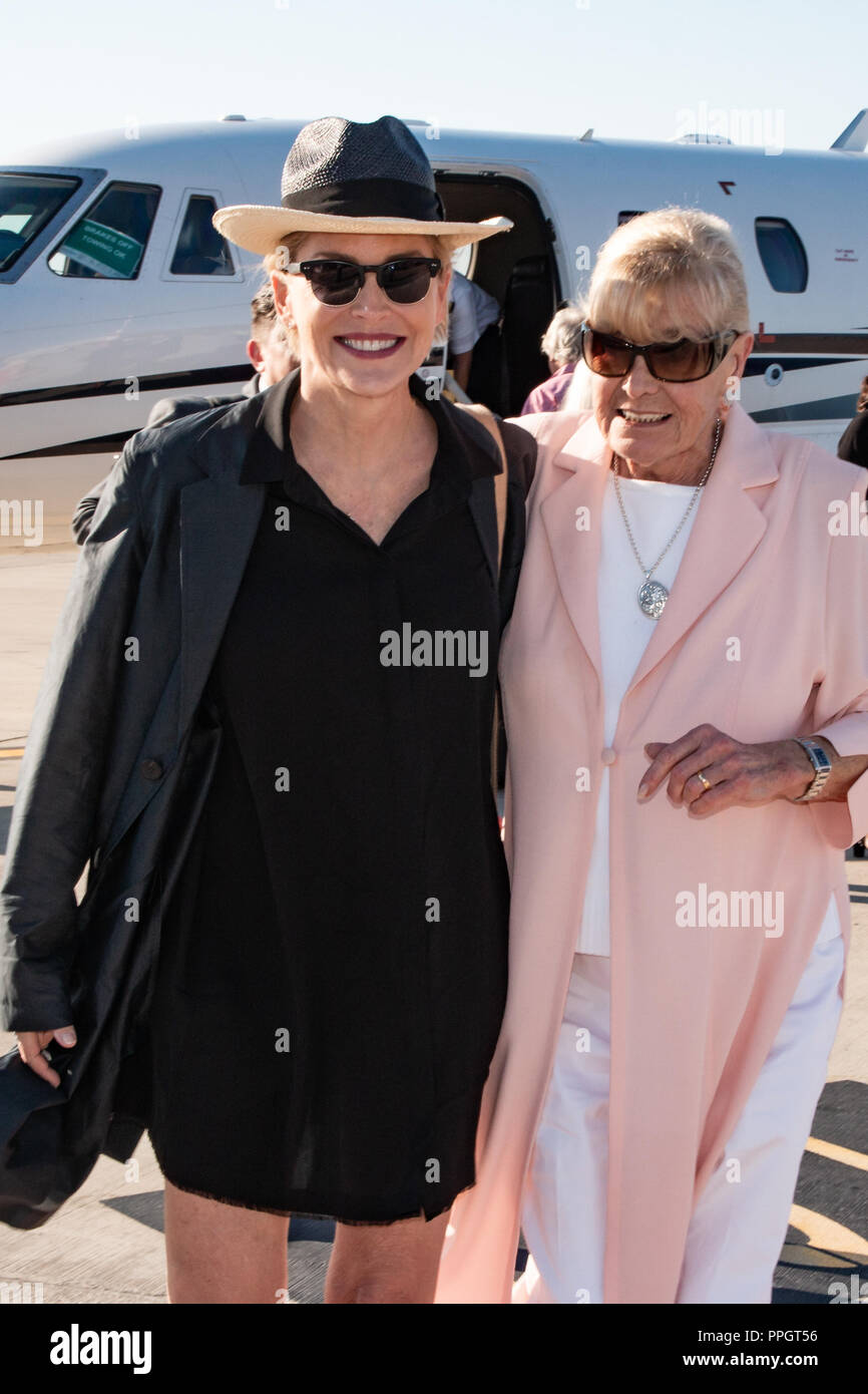 Matera, Matera, Italie. 12 Sep, 2015. Sharon Stone vu accueillis par Betty William à l'aéroport de Bari, lors de sa visite à Bruxelles.L'actrice a assisté à un dîner de charité de collecte de fonds sur l'invitation personnelle du Prix Nobel de la Paix 2004 Betty Williams, président de la Cité des Enfants de la paix et de la Fondation ont ensuite visité les installations où sont accueillis les réfugiés et demandeurs d'asile de la Fondation. L'étoile était à Matera, Scanzano Jonico (Matera) et Sant'Arcangelo Crédit : Cosimo Martemucci SOPA/Images/ZUMA/Alamy Fil Live News Banque D'Images