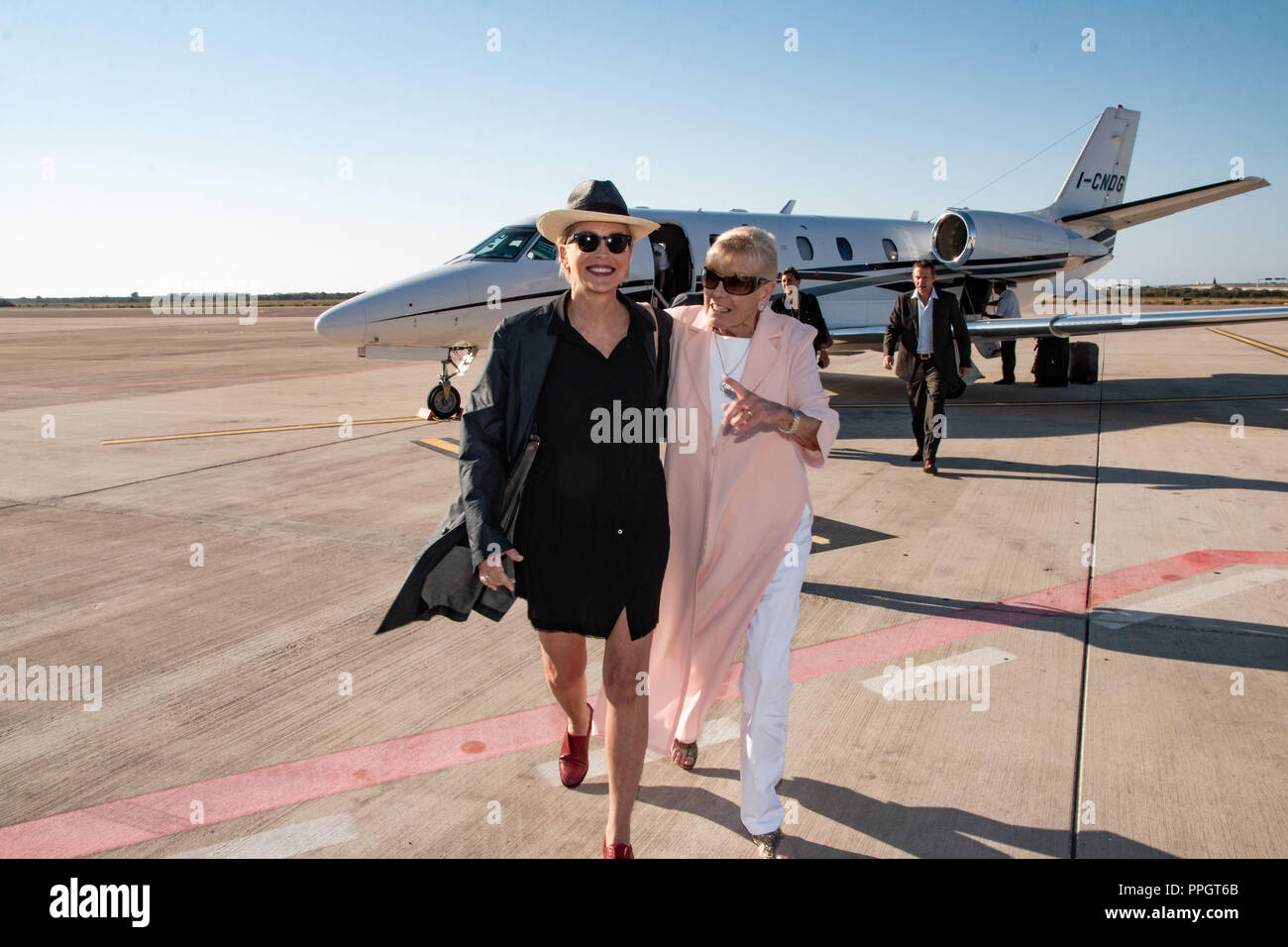 Matera, Matera, Italie. 12 Sep, 2015. Sharon Stone vu accueillis par Betty William à l'aéroport de Bari, lors de sa visite à Bruxelles.L'actrice a assisté à un dîner de charité de collecte de fonds sur l'invitation personnelle du Prix Nobel de la Paix 2004 Betty Williams, président de la Cité des Enfants de la paix et de la Fondation ont ensuite visité les installations où sont accueillis les réfugiés et demandeurs d'asile de la Fondation. L'étoile était à Matera, Scanzano Jonico (Matera) et Sant'Arcangelo Crédit : Cosimo Martemucci SOPA/Images/ZUMA/Alamy Fil Live News Banque D'Images