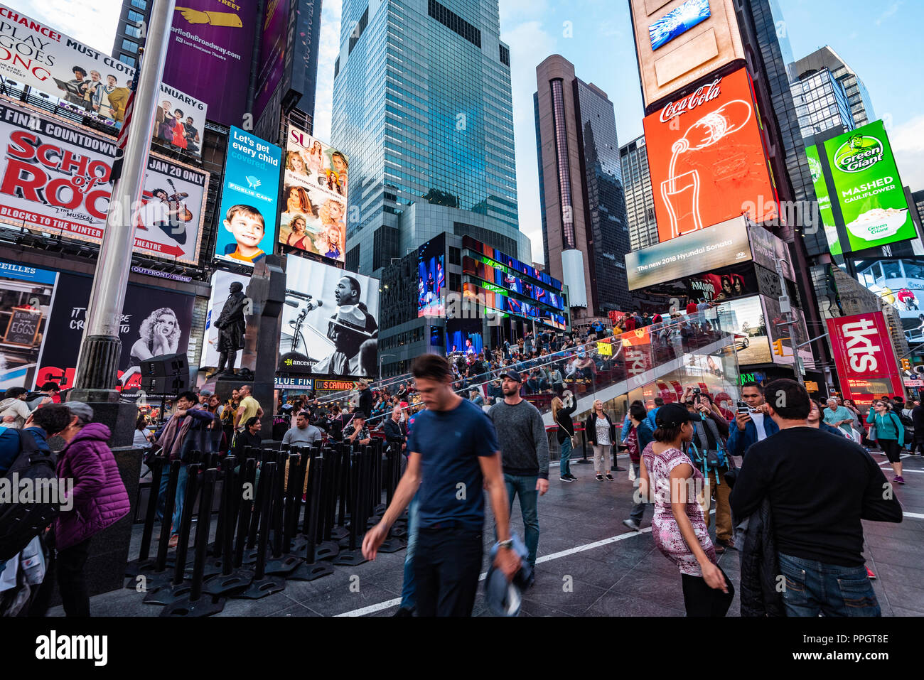 Manhattan, New York - 24 septembre 2018 : les New-yorkais et les visiteurs de la ville sont traités avec un écran multi-transmission en direct de l'épopée biblique Saint-Saëns Samson et Dalila avec la mezzo-soprano Elīna Garanča et le ténor Roberto Alagna, pour l'ouverture de la saison 2018-2019 du Metropolitan Opera. Credit : Stefan K/Alamy Live News Banque D'Images