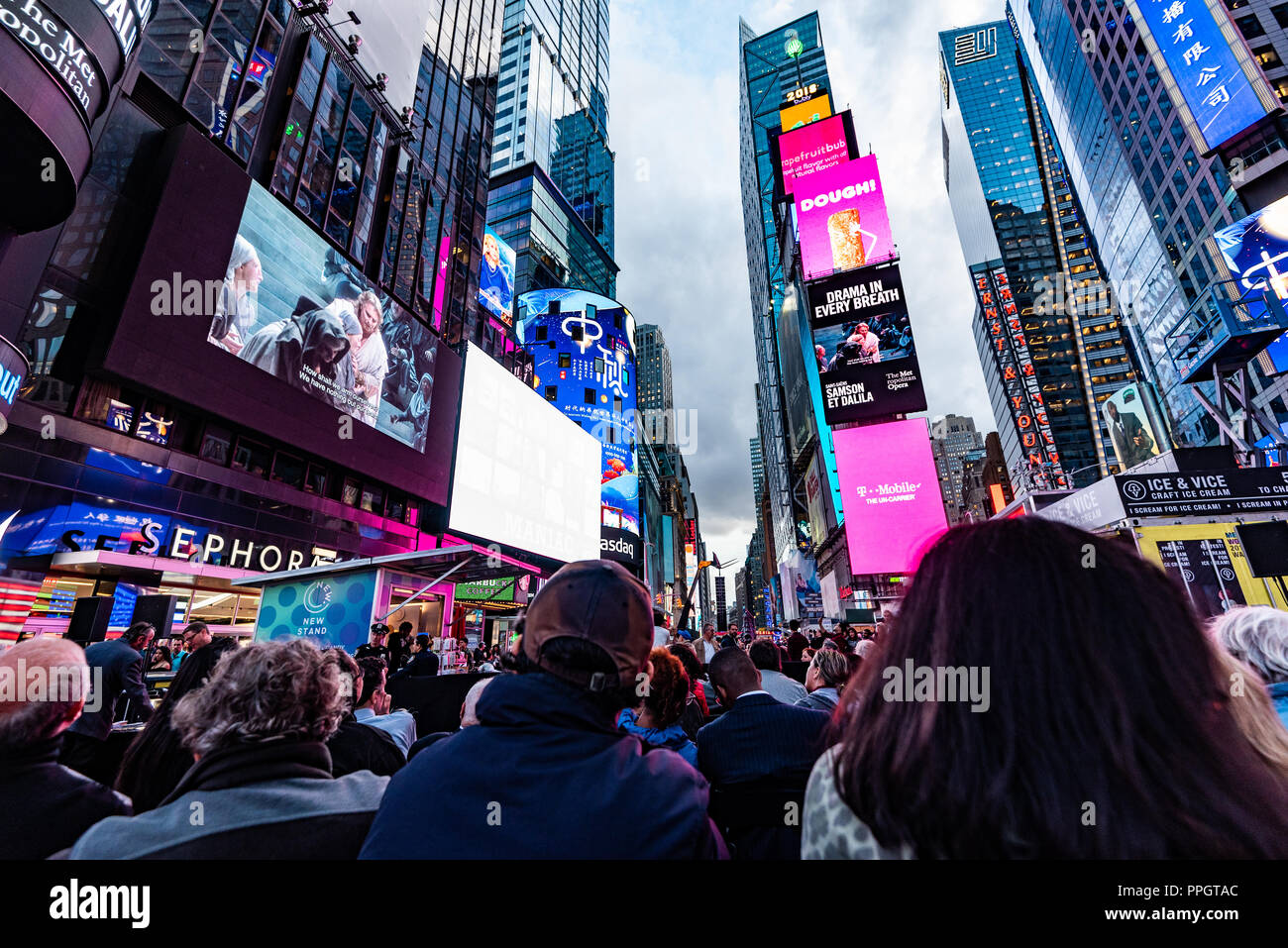 Manhattan, New York - 24 septembre 2018 : les New-yorkais et les visiteurs de la ville sont traités avec un écran multi-transmission en direct de l'épopée biblique Saint-Saëns Samson et Dalila avec la mezzo-soprano Elīna Garanča et le ténor Roberto Alagna, pour l'ouverture de la saison 2018-2019 du Metropolitan Opera. Credit : Stefan K/Alamy Live News Banque D'Images