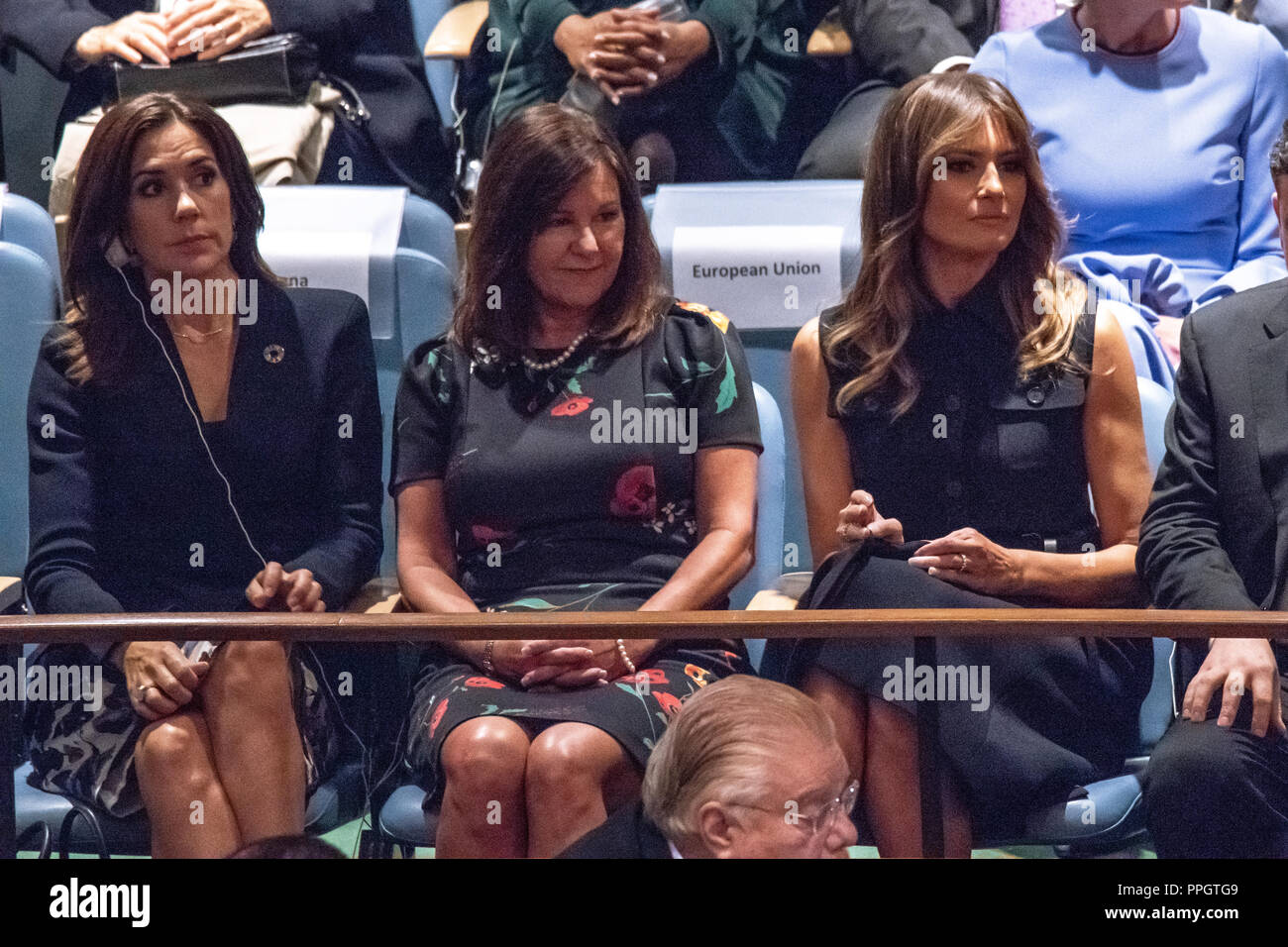 New York, États-Unis, 25 septembre 2018. La Première Dame de France Melania Trump (R) et Karen Pence (C), épouse du vice-président américain Mike Pence attend dans une galerie latérale ainsi que les épouses des autres délégués avant que son mari nous Président Donald Trump aborde la séance d'ouverture de la 73e Assemblée Générale des Nations Unies. Photo par Enrique Shore Crédit : Enrique Shore/Alamy Live News Banque D'Images