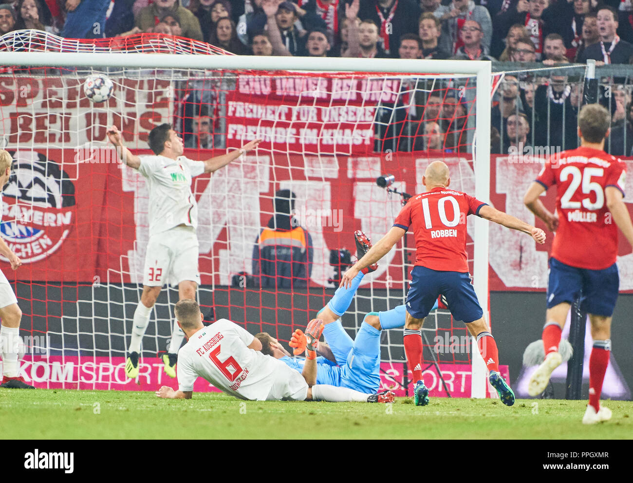 Munich, Allemagne. 25 Septembre, 2018. FC Bayern Munich, soccer, le 25 septembre 2018, 10 d'Arjen Robben FCB shoot but pour 1-0 FC BAYERN MUNICH - FC AUGSBURG - DFL RÈGLEMENT INTERDIT TOUTE UTILISATION DES PHOTOGRAPHIES comme des séquences d'images et/ou quasi-vidéo - 1.ligue de soccer allemand , Munich, 25 septembre 2018, de la saison 2018/2019, journée 5 © Peter Schatz / Alamy Live News Banque D'Images