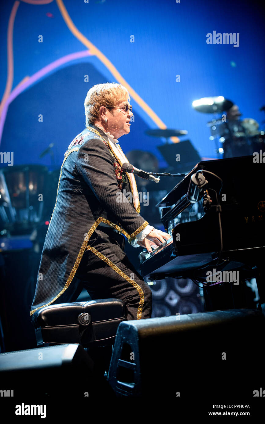 Toronto, Ontario, Canada. 25 Septembre, 2018. Chanteur/compositeur anglais Sir Elton John fait sold out show dans le cadre de son 'Yellow Brick Road Farewell Tour' à l'arène de la Banque Scotia à Toronto. Crédit : Igor/Vidyashev ZUMA Wire/Alamy Live News Banque D'Images