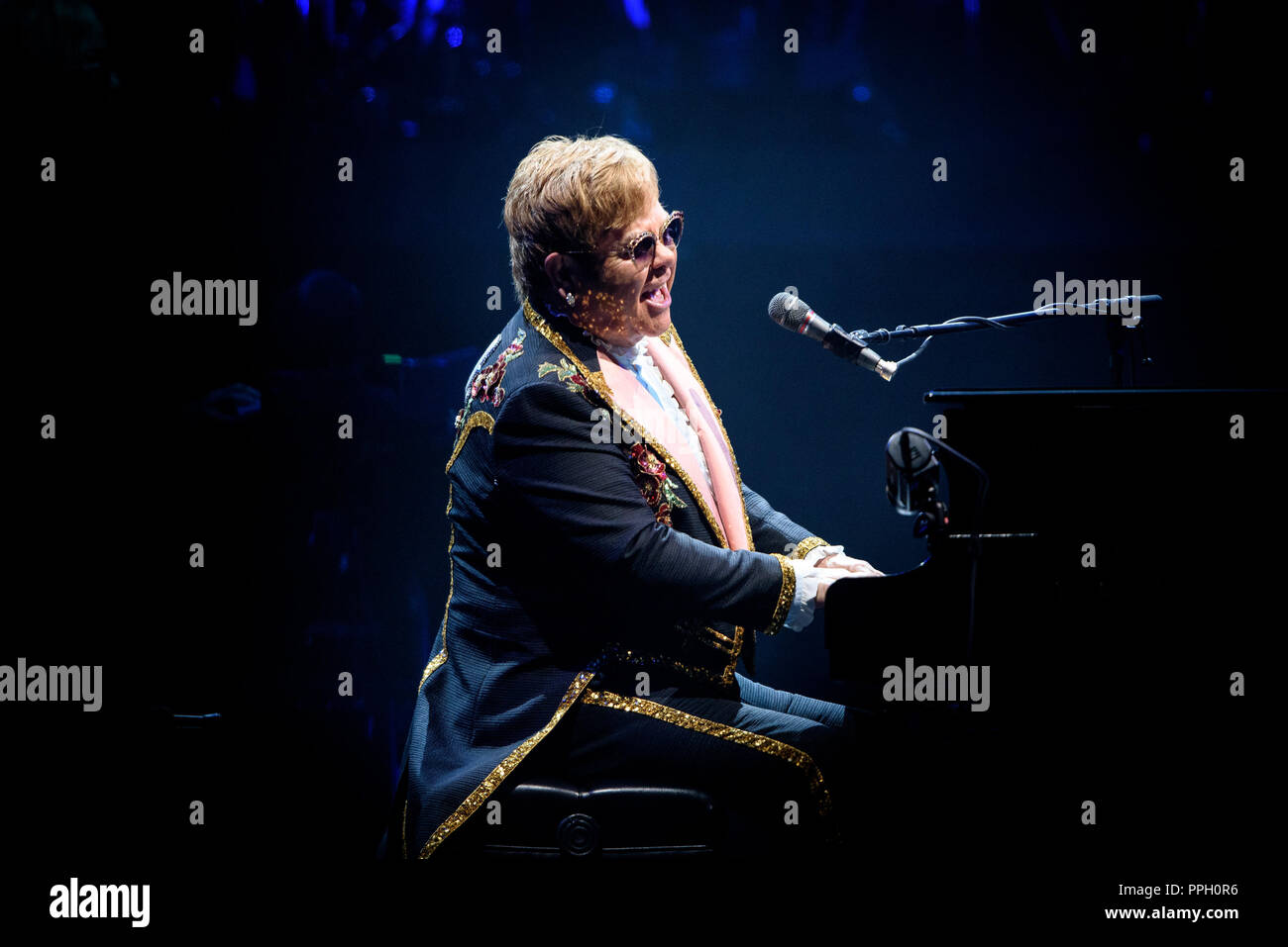 Toronto, Ontario, Canada. 25 Septembre, 2018. Chanteur/compositeur anglais Sir Elton John fait sold out show dans le cadre de son 'Yellow Brick Road Farewell Tour' à l'arène de la Banque Scotia à Toronto. Crédit : Igor/Vidyashev ZUMA Wire/Alamy Live News Banque D'Images