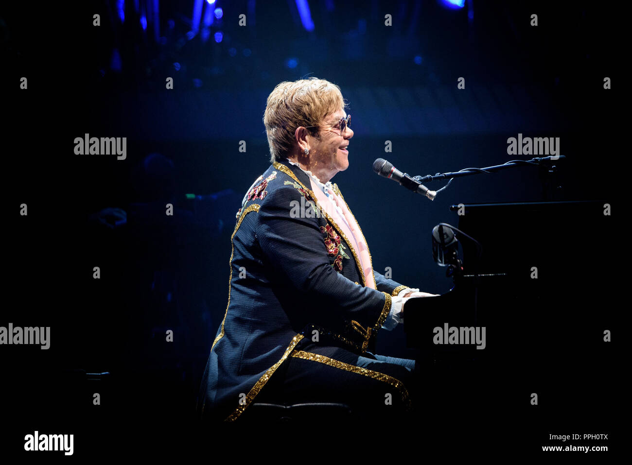 Toronto, Ontario, Canada. 25 Septembre, 2018. Chanteur/compositeur anglais Sir Elton John fait sold out show dans le cadre de son 'Yellow Brick Road Farewell Tour' à l'arène de la Banque Scotia à Toronto. Crédit : Igor/Vidyashev ZUMA Wire/Alamy Live News Banque D'Images