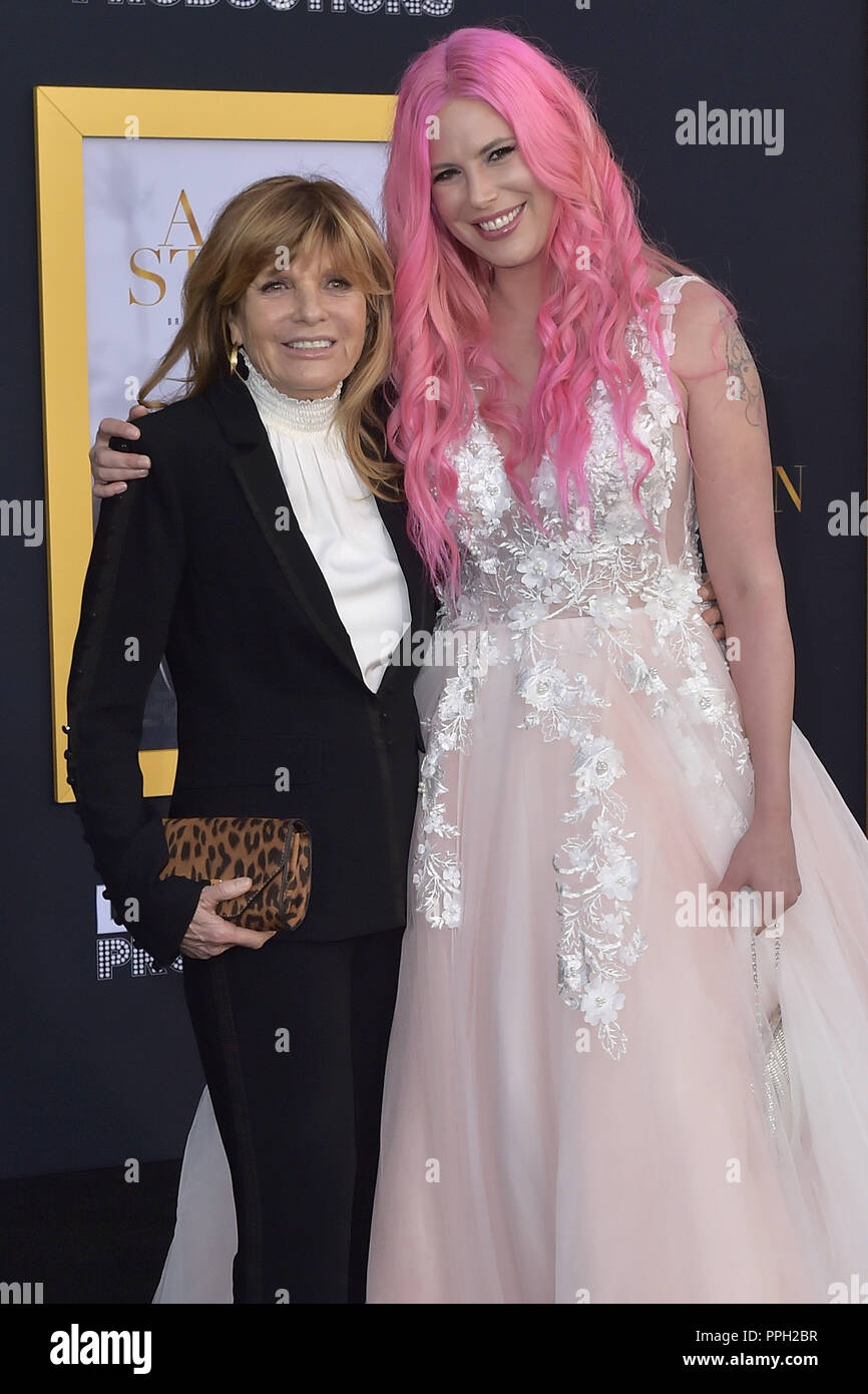 Katharine Ross et sa fille Cleo Cole Elliott participant à la "une étoile est née' premiere Au Shrine Auditorium le 24 septembre 2018 à Los Angeles, Californie. Dans le monde d'utilisation | Banque D'Images