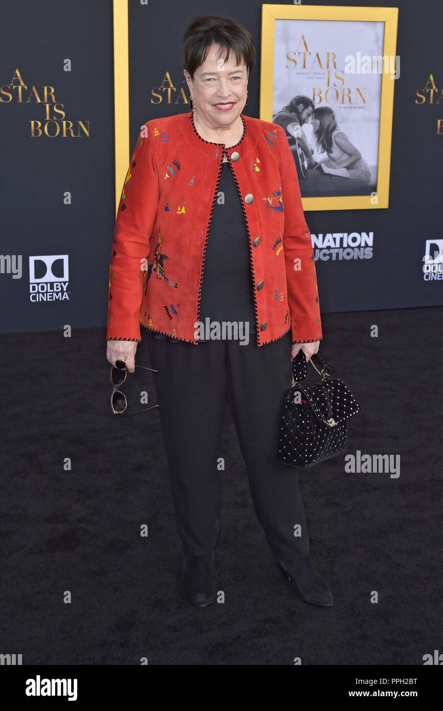 Kathy Bates qui fréquentent les "une étoile est née' premiere Au Shrine Auditorium le 24 septembre 2018 à Los Angeles, Californie. Dans le monde d'utilisation | Banque D'Images