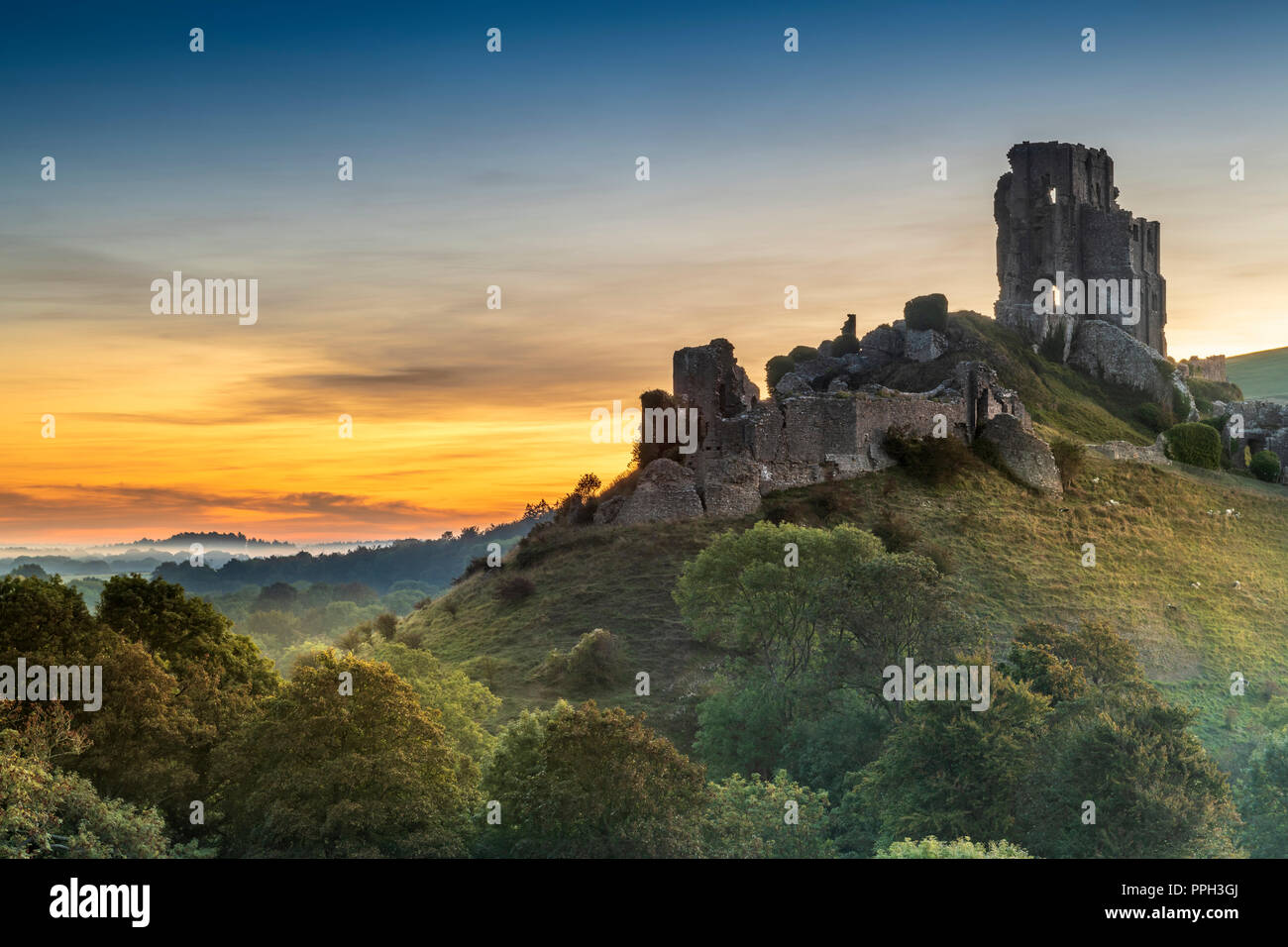 Château de Corfe, Dorset. 26 Sep 2018. UK - après une autre nuit froide, un lever du soleil sur les ruines historiques du château de Corfe annoncent le début de la hausse des températures dans le comté de Dorset, Angleterre. Credit : Terry Mathews/Alamy Live News Banque D'Images