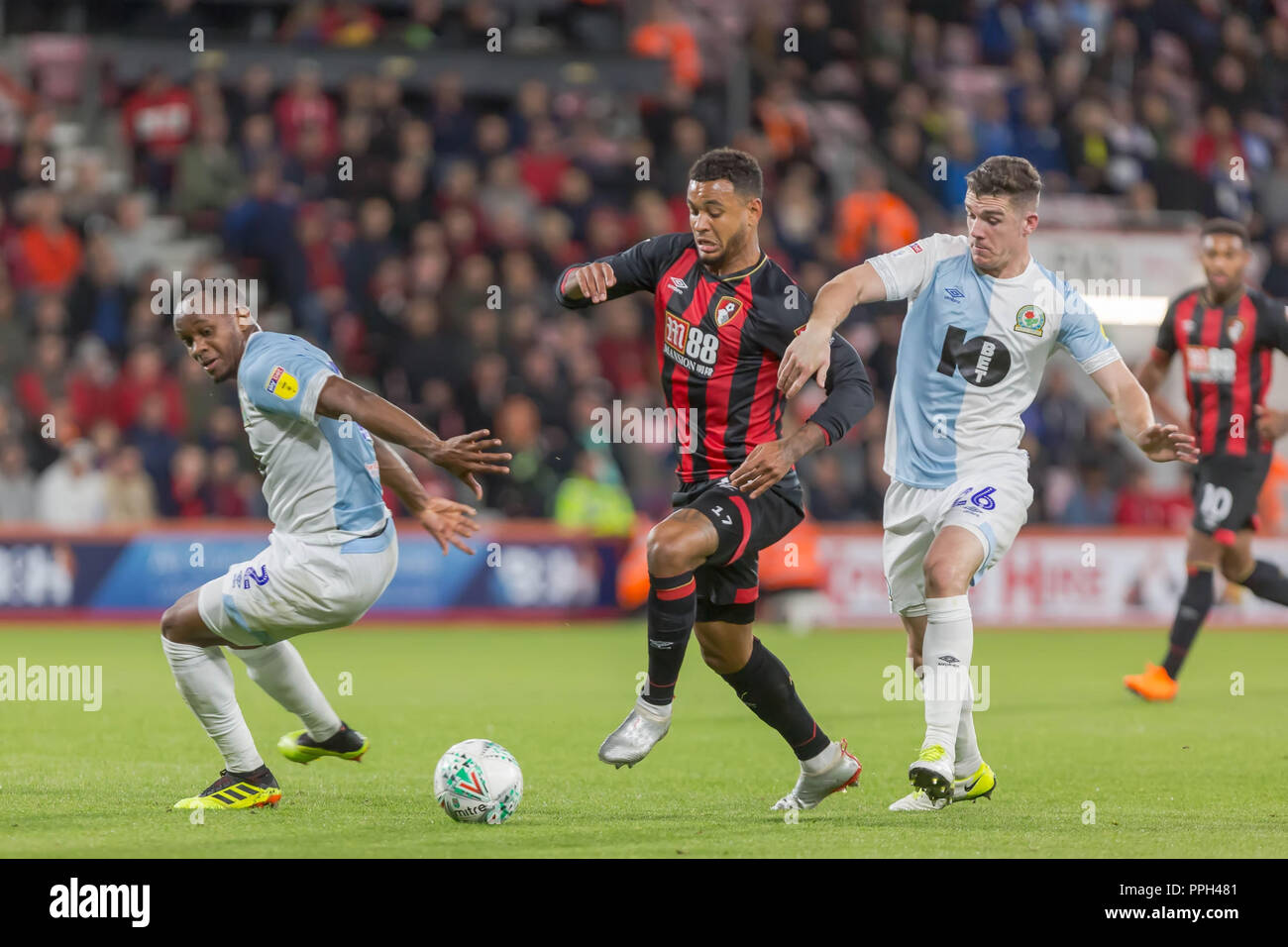 Josh Roi de Bournemouth sprints entre Ryan Nyambe et Darragh Lenihan de Blackburn Rovers lors de l'EFL Carabao 3ème tour de la Coupe de l'AFC Bournemouth match entre Blackburn Rovers et à l'épanouissement Stadium, Bournemouth, Angleterre le 25 septembre 2018. Photo de Simon Carlton. Usage éditorial uniquement, licence requise pour un usage commercial. Aucune utilisation de pari, de jeux ou d'un seul club/ligue/dvd publications. Banque D'Images