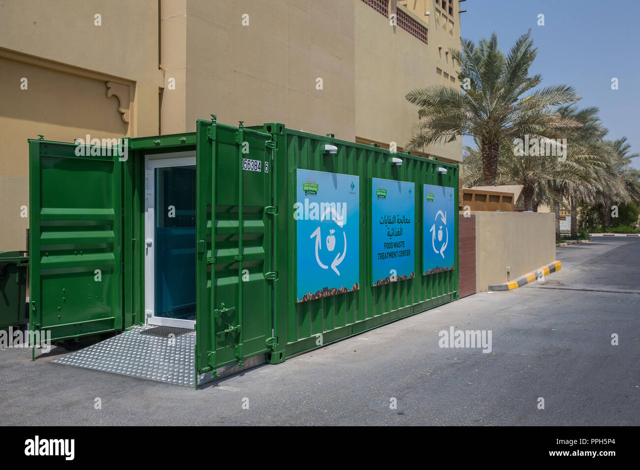 Ras Al Khaimah, Émirats arabes unis. 10 Sep, 2018. Facilty déchets alimentaires fabriqués à partir de conteneurs recyclés vu dans les déchets alimentaires. Le Ras Al Khaimah est l'Émirat d'abord du gouvernement des EAU à promouvoir activement et mettre en place des centres de déchets. Une stratégie clé dans l'éducation des populations locales concernant le recyclage et déchets alimentaires et pourquoi il est important. Les centres de déchets alimentaires s'adresse aux hôtels, centres commerciaux, les marchés alimentaires, marchés aux poissons et les ménages privés. Crédit : Mike Hook/SOPA Images/ZUMA/Alamy Fil Live News Banque D'Images