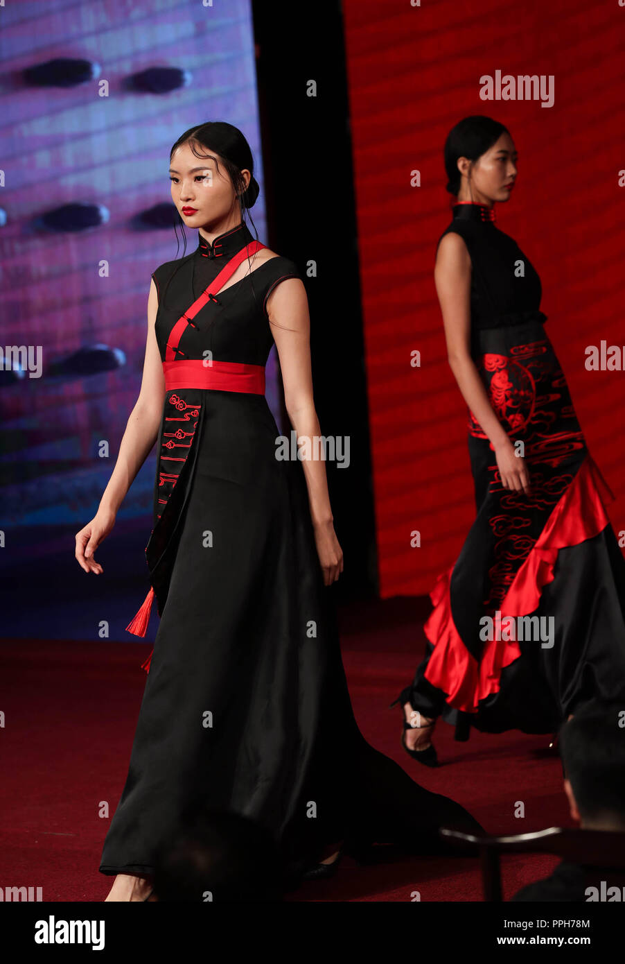 (180926) -- DAYI, le 26 septembre 2018 (Xinhua) -- présenter les modèles traditionnels chinois, cheongsam robe femmes également connu sous le nom de Qipao cheongsam, lors d'un concours de dessin à un théâtre à l'ancienne ville de Anren à Chengdu, dans le sud-ouest de la province chinoise du Sichuan, le 26 septembre 2018. (Xinhua/Jiang Hongjing) (mp) Banque D'Images