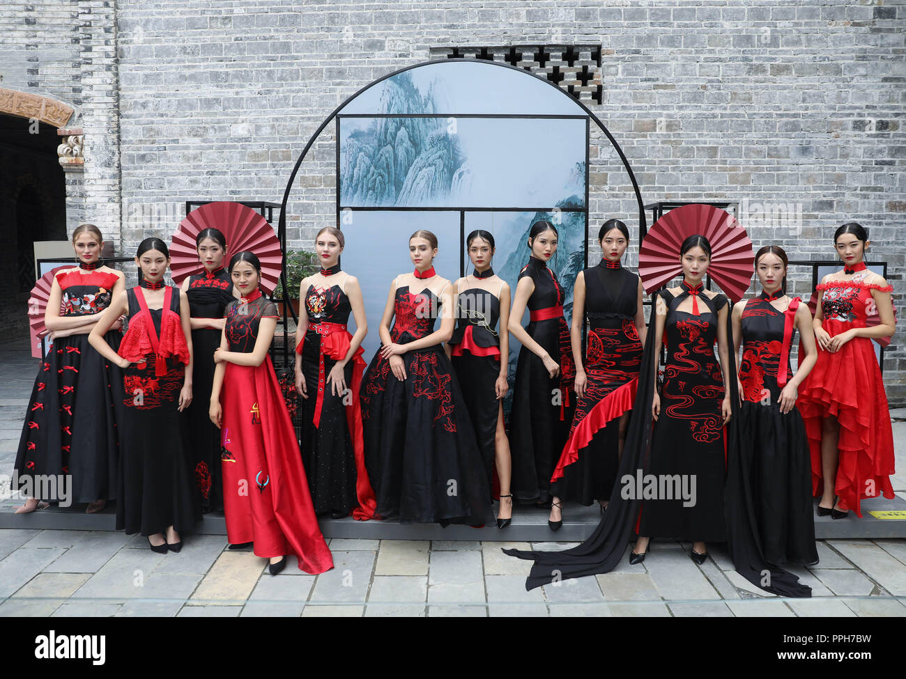 Dayi, la province chinoise du Sichuan. 26 Sep, 2018. Présenter les modèles traditionnels chinois, cheongsam robe femmes également connu sous le nom de Qipao cheongsam, lors d'un concours de dessin dans l'ancienne ville de Anren à Chengdu, dans le sud-ouest de la province chinoise du Sichuan, le 26 septembre 2018. Credit : Jiang Hongjing/Xinhua/Alamy Live News Banque D'Images