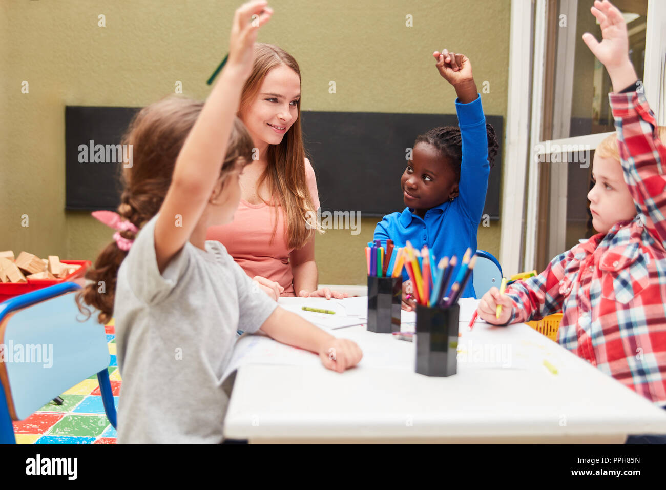 Les enfants apprennent à l'actif la classe de dessin créatif à la maternelle ou à la garderie Banque D'Images