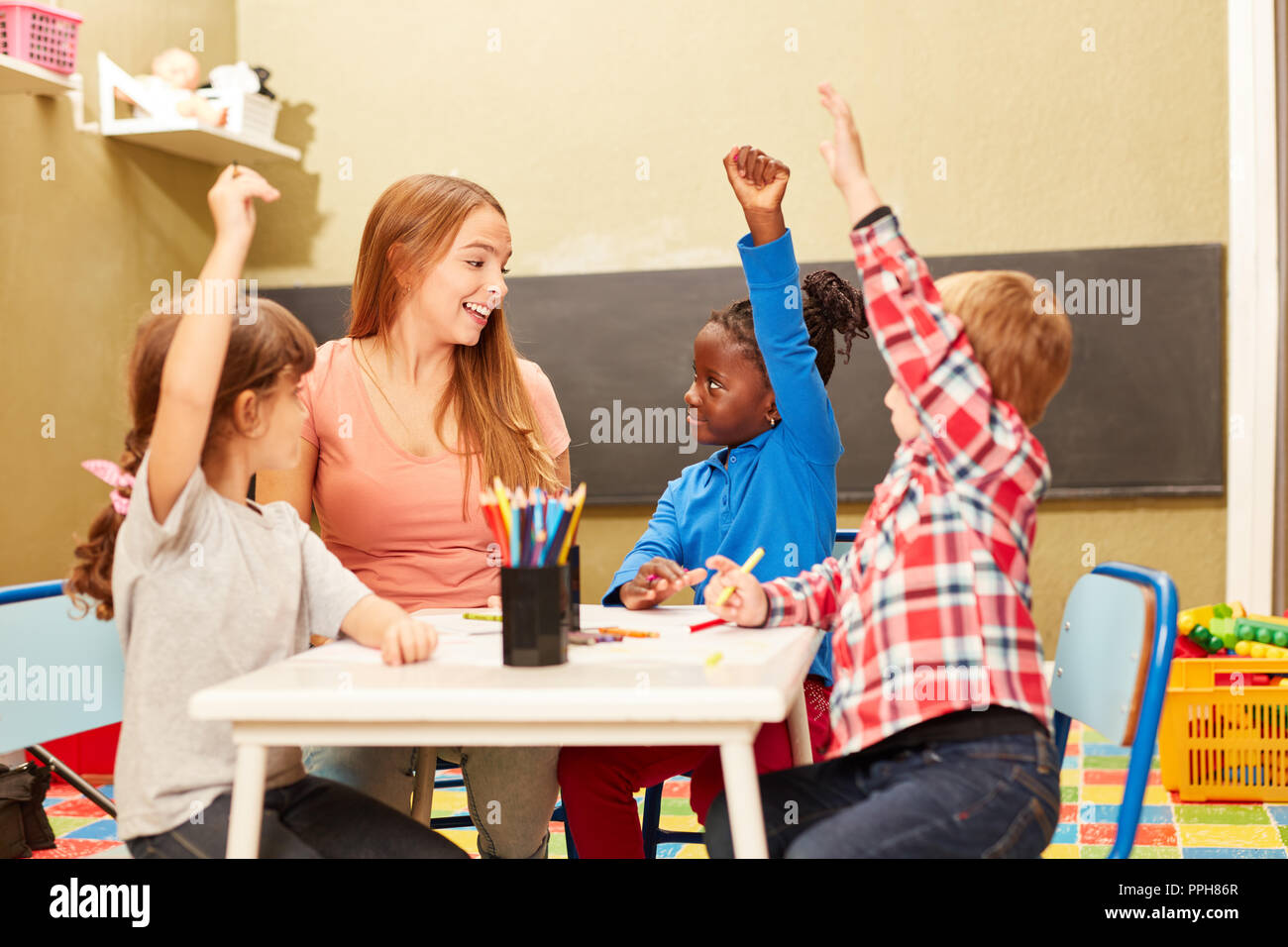 Les enfants et les enseignants jouissent d'âge ou l'école primaire des cours d'art. Banque D'Images