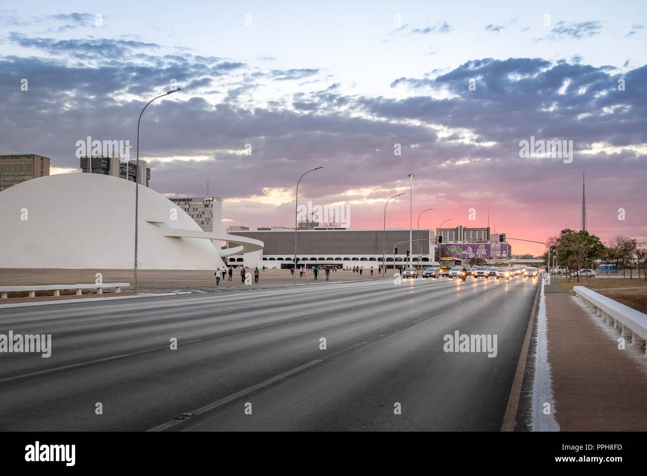 Avenue de l'axe monumental et Musée National au coucher du soleil - Brasilia, Brésil Banque D'Images