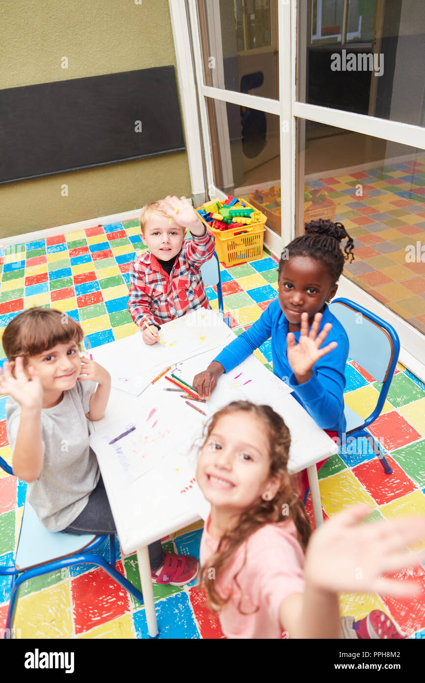 Les enfants comme des amis, dans le jardin d'international paint ensemble dans le cours de dessin Banque D'Images