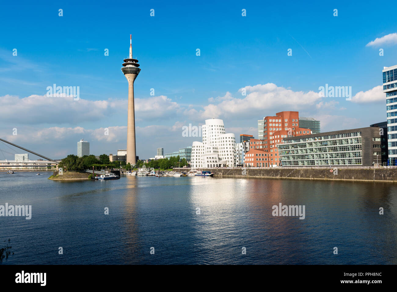 Le port des médias (Medienhafen) avec Rheinturm tour et l'architecture moderne par Frank O. Gehry. Banque D'Images