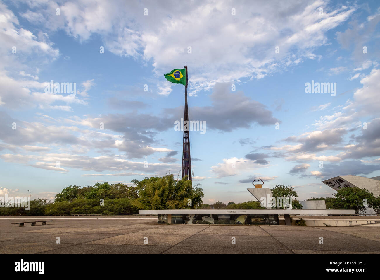 Trois puissances Plaza (Praca dos Tres Poderes) et drapeau brésilien - Brasilia, District Fédéral, Brésil Banque D'Images
