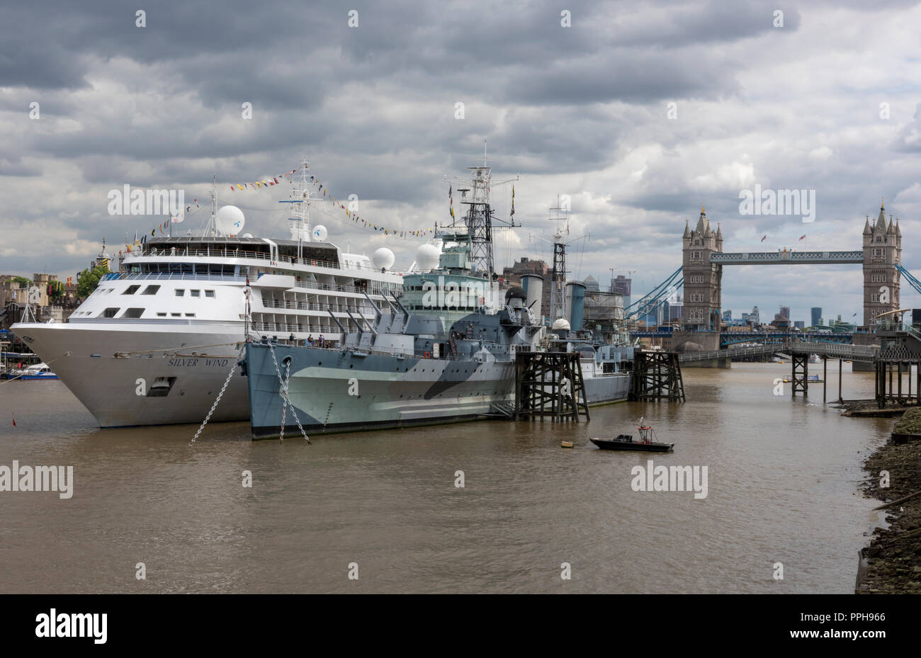 Silver sea cruises Cruise Liner mer argentée aux côtés sur la Tamise dans le centre de Londres à côté de HMS Belfast. Banque D'Images