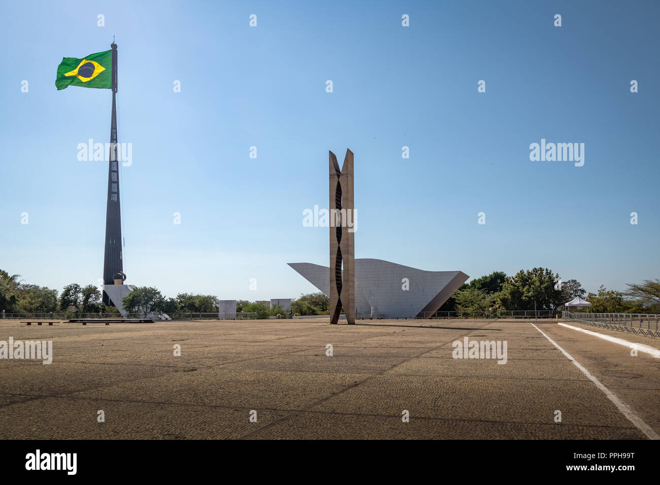 Trois puissances Plaza (Praca dos Tres Poderes) et drapeau brésilien - Brasilia, District Fédéral, Brésil Banque D'Images