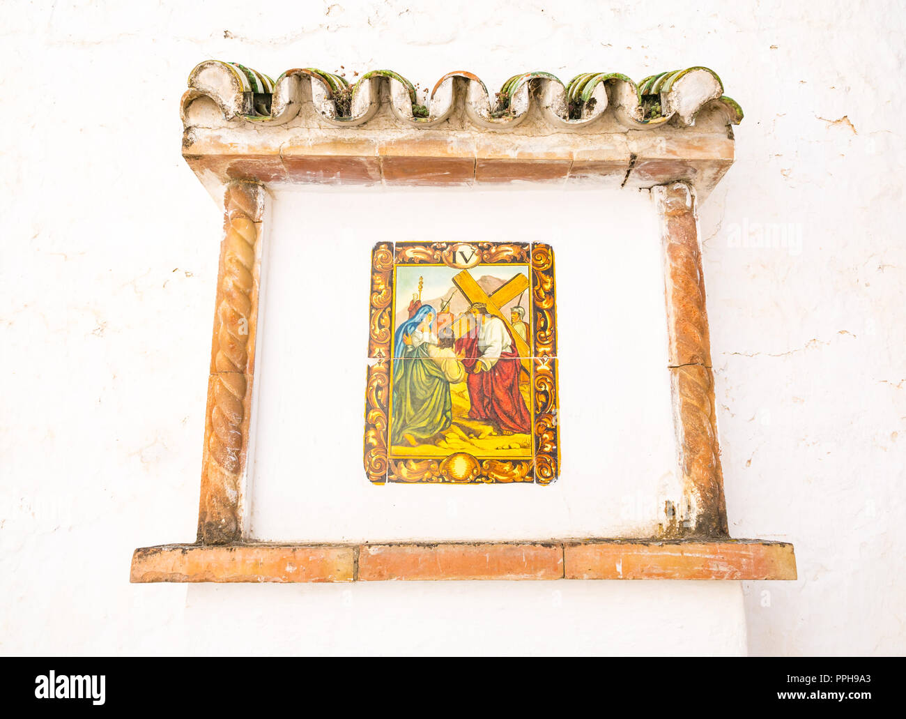 Carreaux de céramique colorée sur le mur représentant la foi catholique quatrième station de la croix, Salares, Axarquía, Andalousie, Espagne Banque D'Images