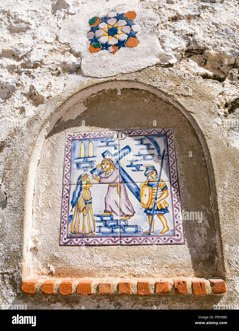 Carreaux de céramique colorée sur le mur représentant la foi catholique deuxième station de la croix, Salares, Axarquía, Andalousie, Espagne Banque D'Images